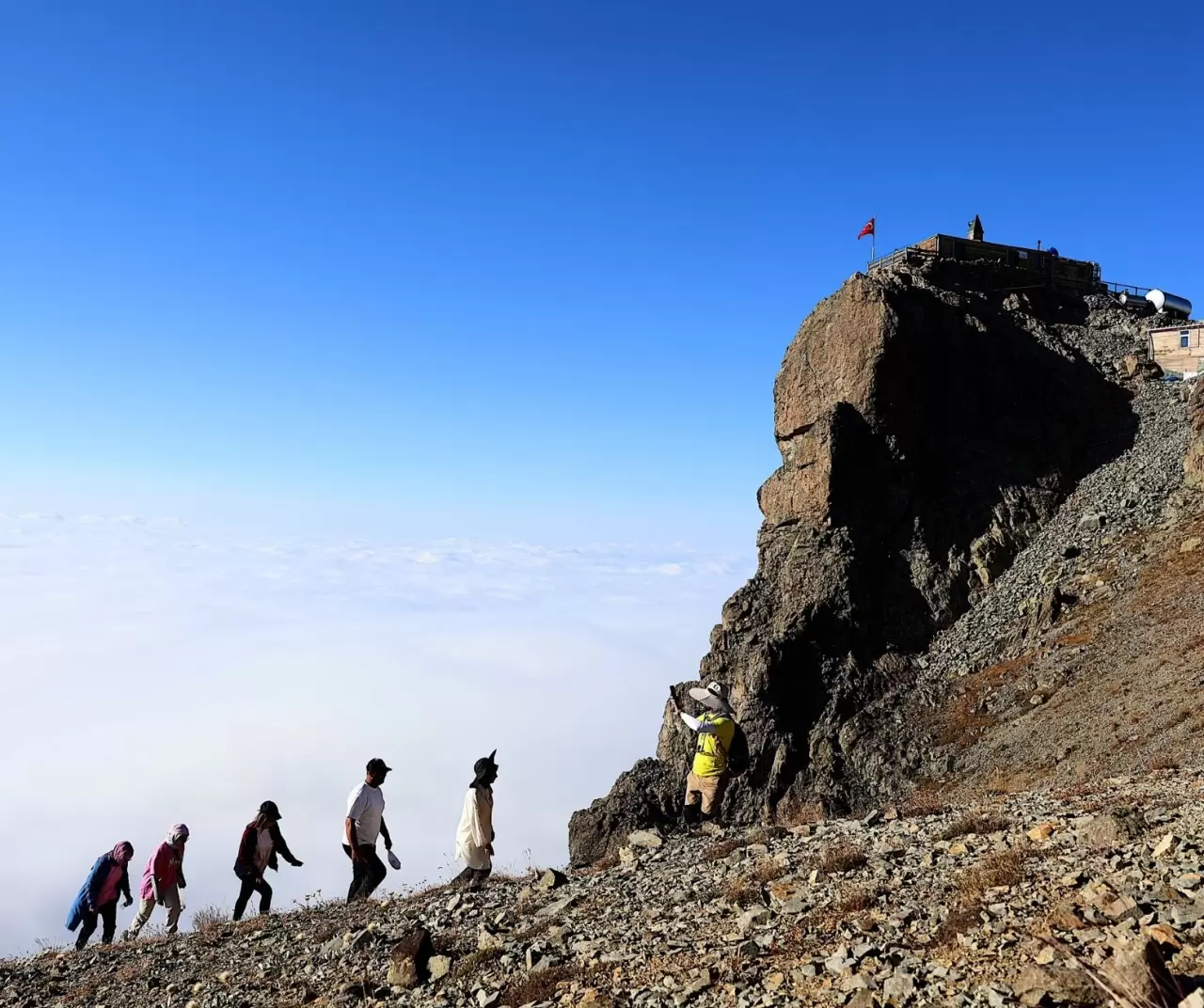 "Uçurumdaki mescit" doğa tutkunları ve dağcıların rotasında 15