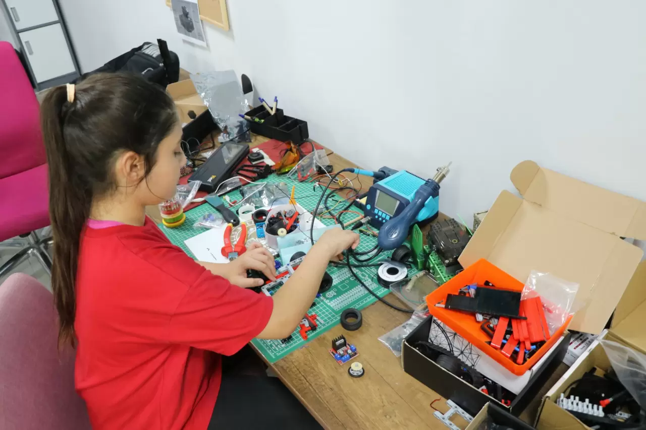 Genç zihinler tatillerini ekranlardan uzakta, teknoloji öğrenerek geçirdiler 2