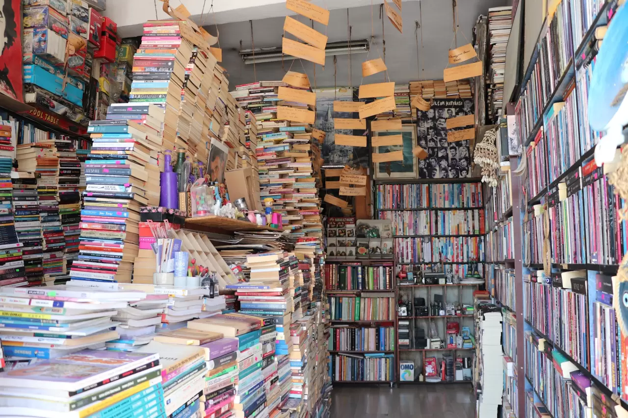 Sahaf dükkanını adeta oyuncak müzesine çevirdi 4