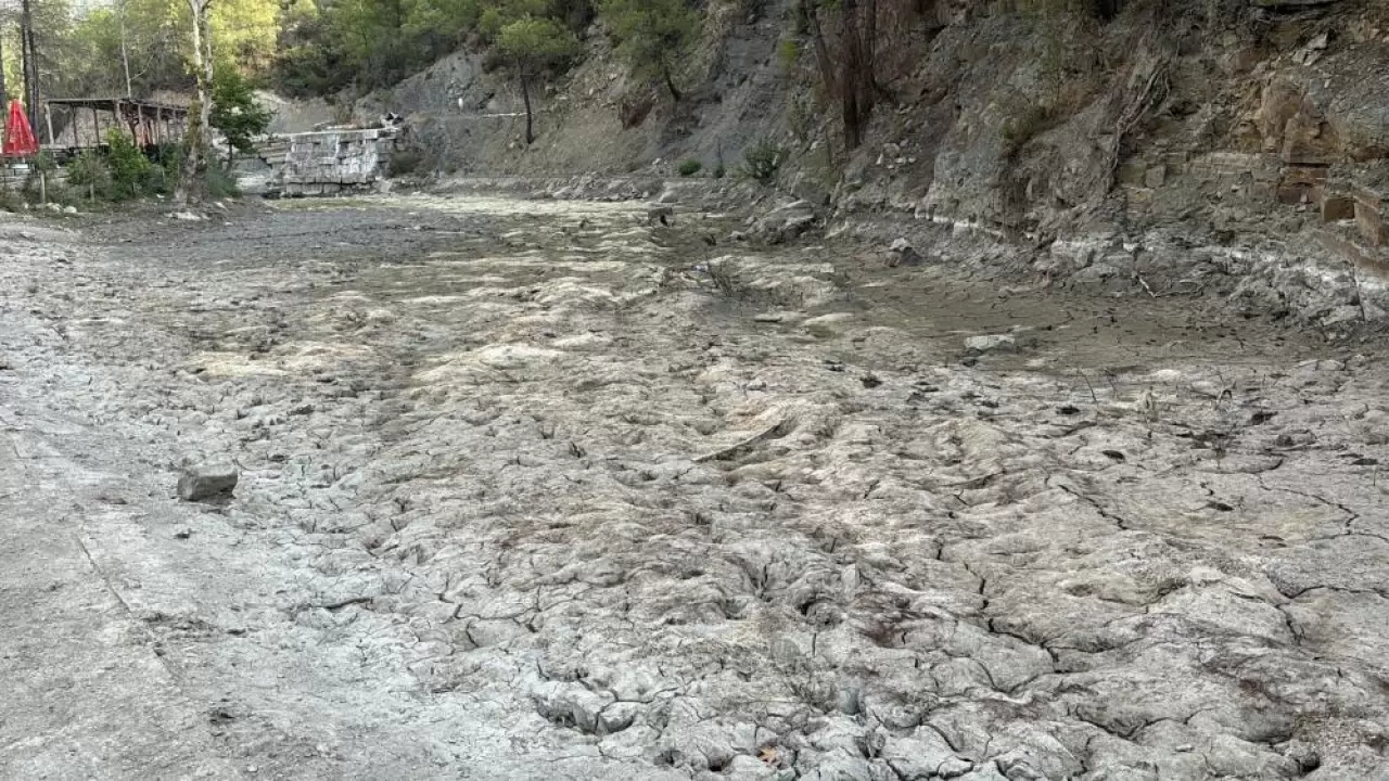 Yedigöze Şelaleleri kurudu, geriye "Suya girmek tehlikeli ve yasaktır" tabelası kaldı 2