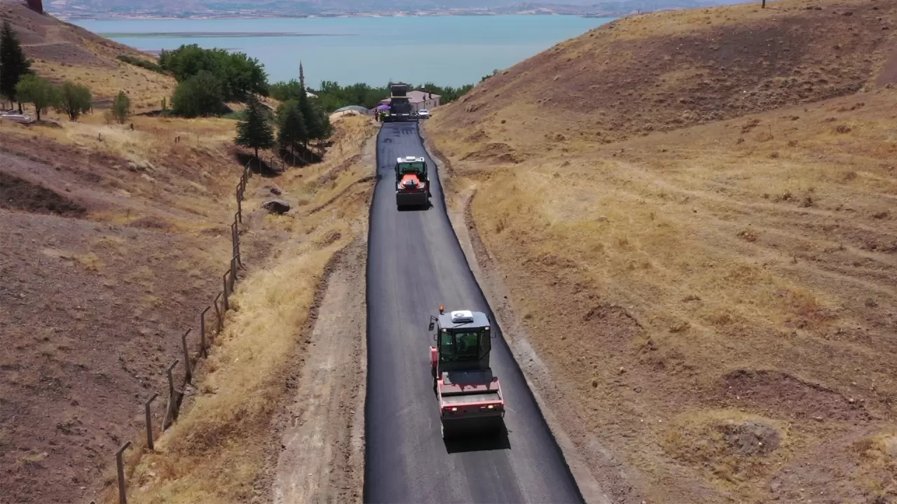 Yaz-Kış demeden köy yolları çalışmaları sürüyor 1