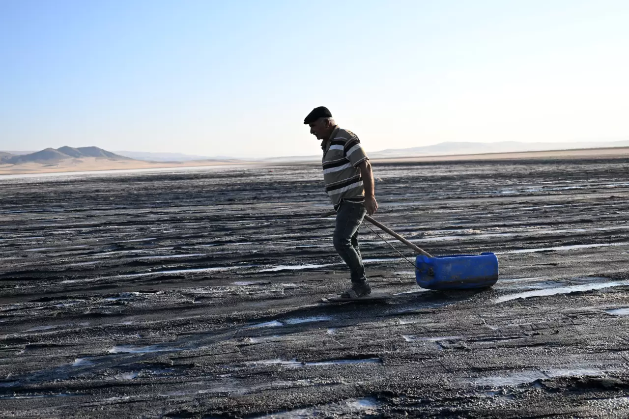 Palas Tuzla Gölü'nden geleneksel yöntemlerle tuz çıkarıyor 7