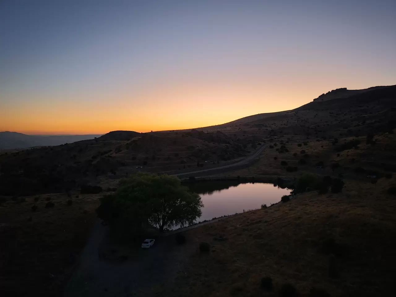 Malatya'daki Dipsiz Göl gün batımında güzel manzara sundu 1