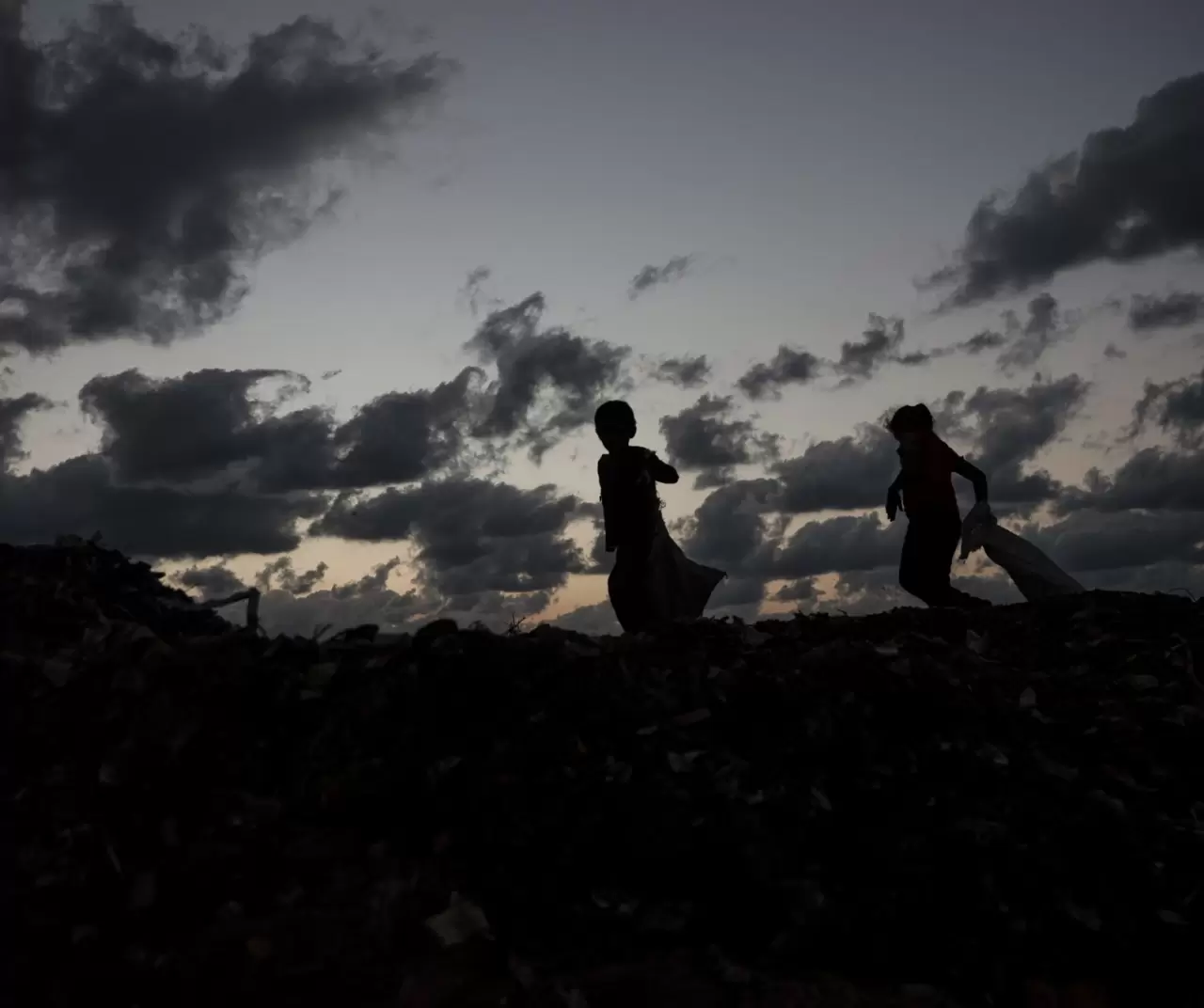 Gazze’de çocuklar çöp yığınları arasında geçim mücadelesi veriyor 4