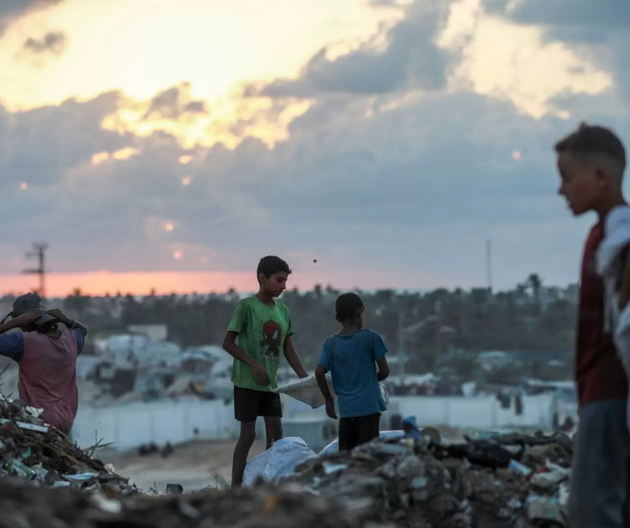 Gazze’de çocuklar çöp yığınları arasında geçim mücadelesi veriyor 15