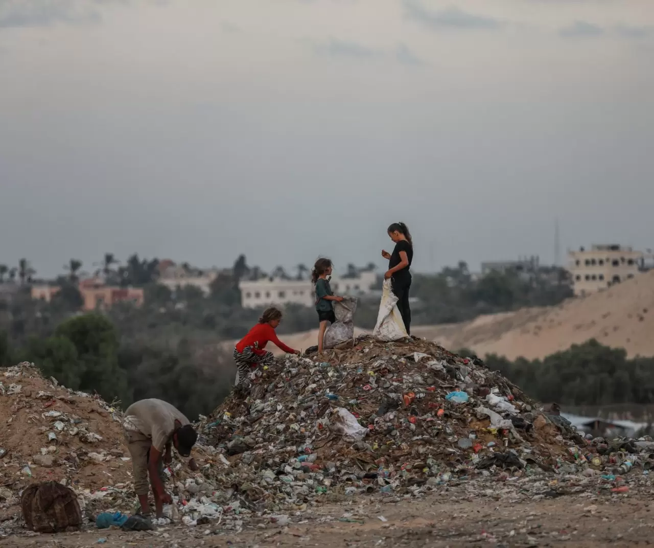 Gazze’de çocuklar çöp yığınları arasında geçim mücadelesi veriyor 18