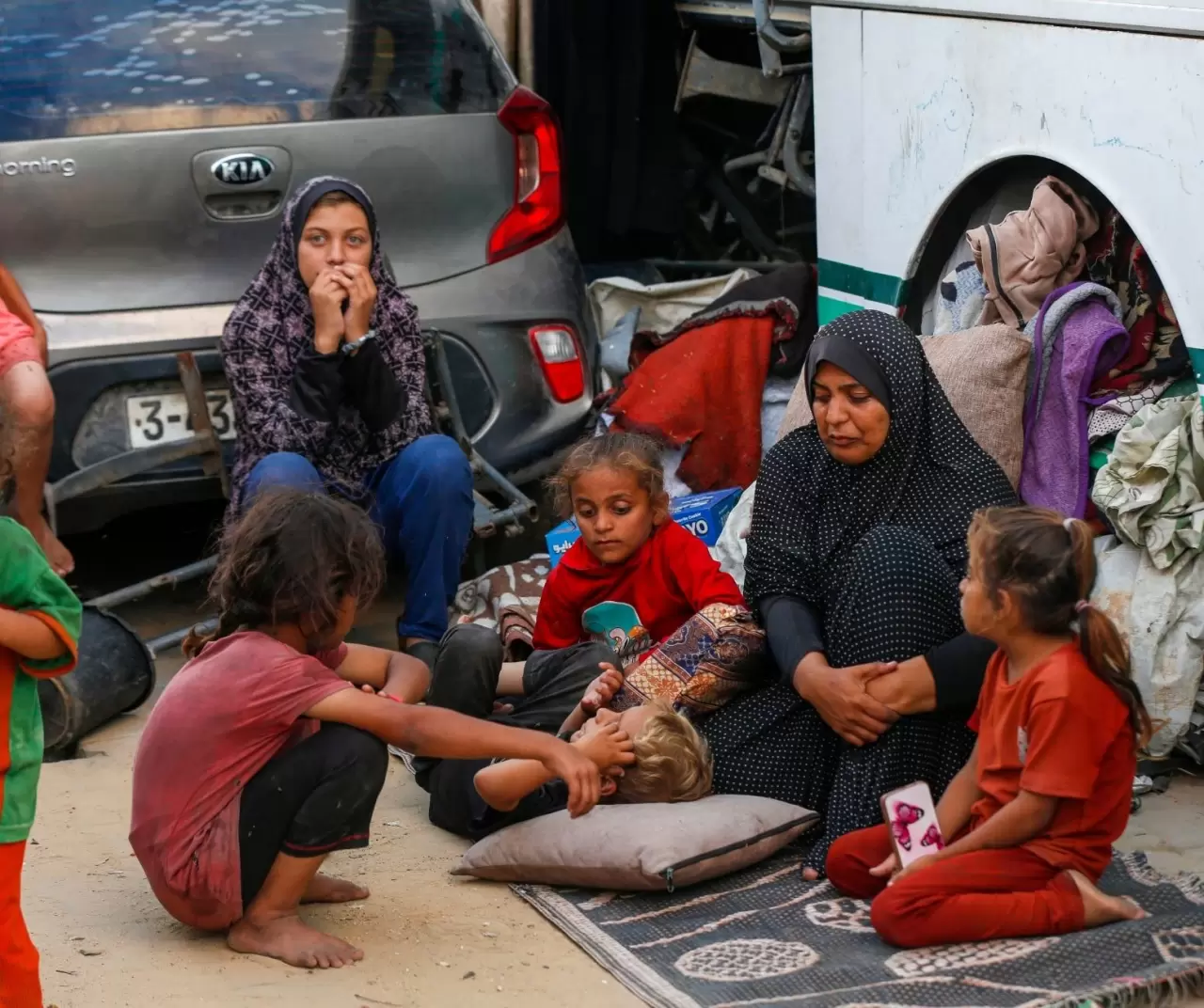 İsrail saldırılarından kaçarak Deyr Belah'a sığınan Filistinli aileler, zor şartlar altında yaşamlarını sürdürüyor 2