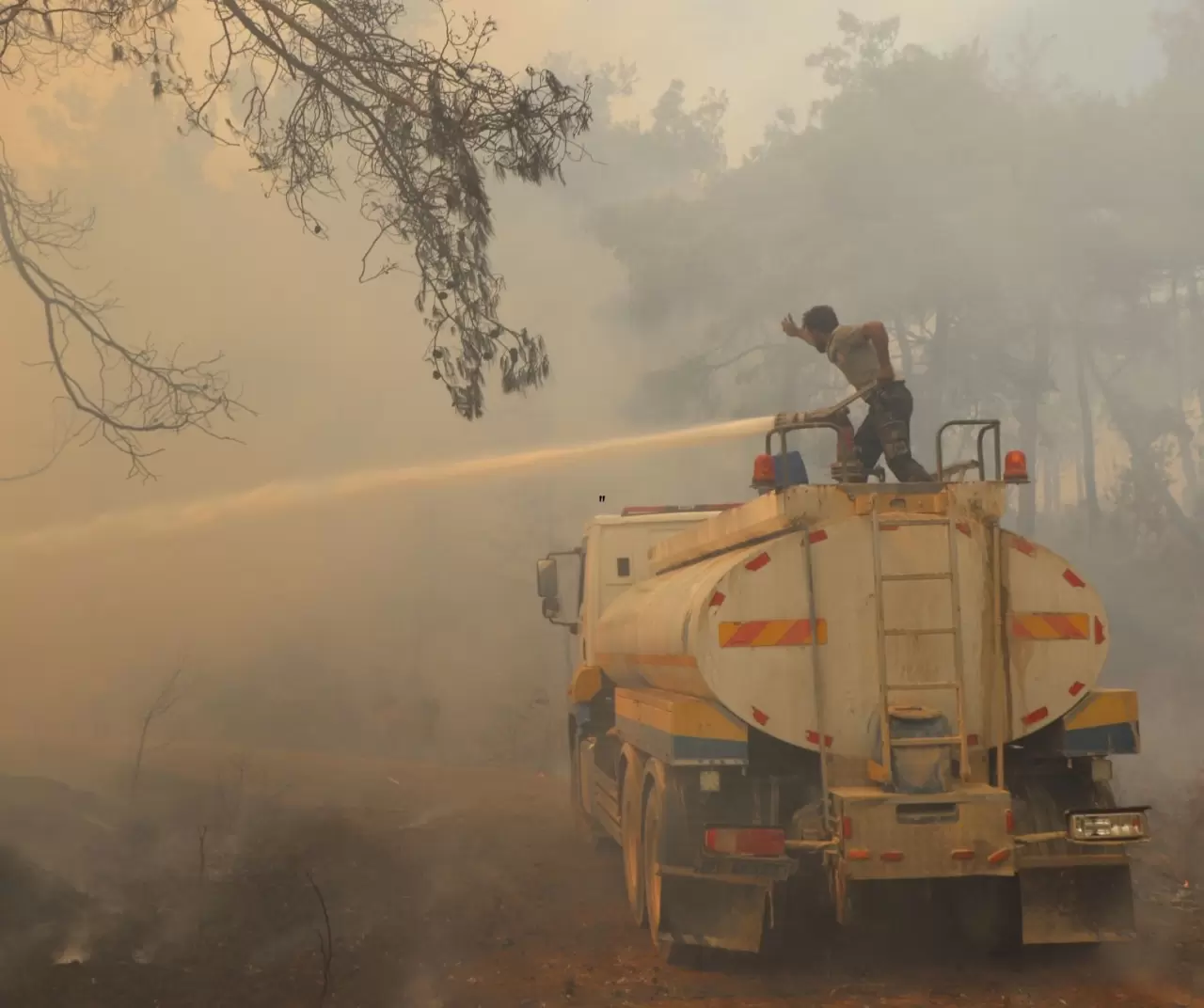 Suriye’nin Bayır - Bucak bölgesinde orman yangını: 3 itfaiyeci yaralandı 6