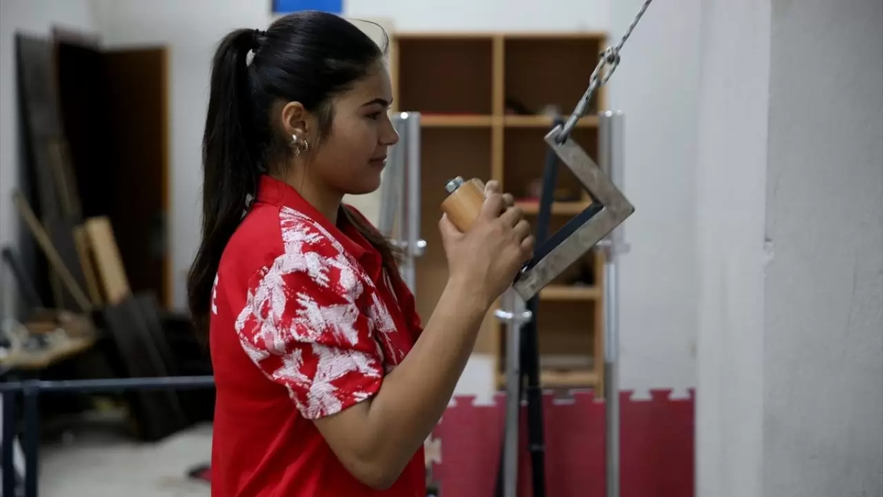 Okul sıralarından dünya podyumuna! İki arkadaş bilek güreşinde derece yaptı 10