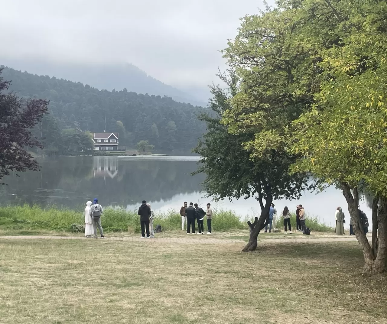 Gölcük Tabiat Parkı’nda sonbahar güzelliği tatilcileri büyüledi 3