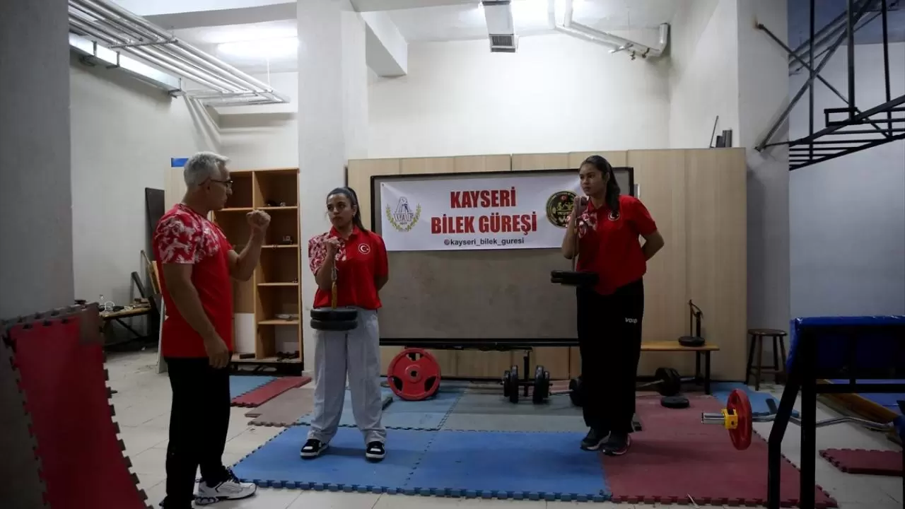 Okul sıralarından dünya podyumuna! İki arkadaş bilek güreşinde derece yaptı 7