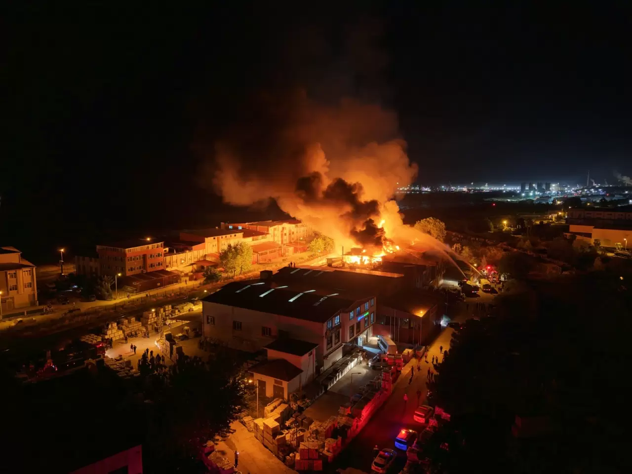 Samsun'da kereste fabrikası alevlere teslim oldu 2