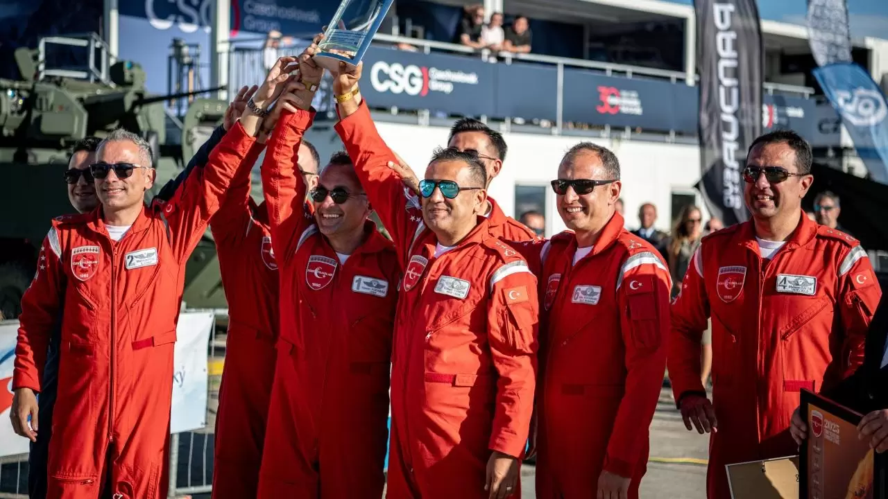 Türk Yıldızları Çekya’da zirveye uçtu! Büyük ödül Türkiye’nin! 5