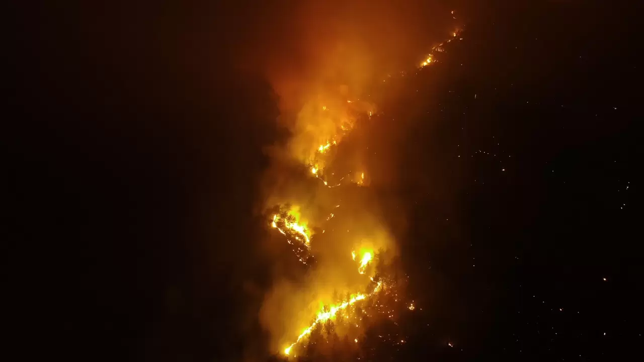 Kastamonu'da orman yangınları geceyi aydınlattı 2