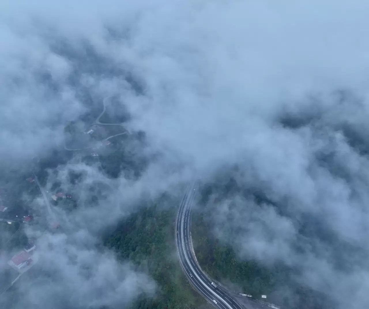 Bolu Dağı’nda sis ve sağanak: Görüş mesafesi 35 metreye düştü 2