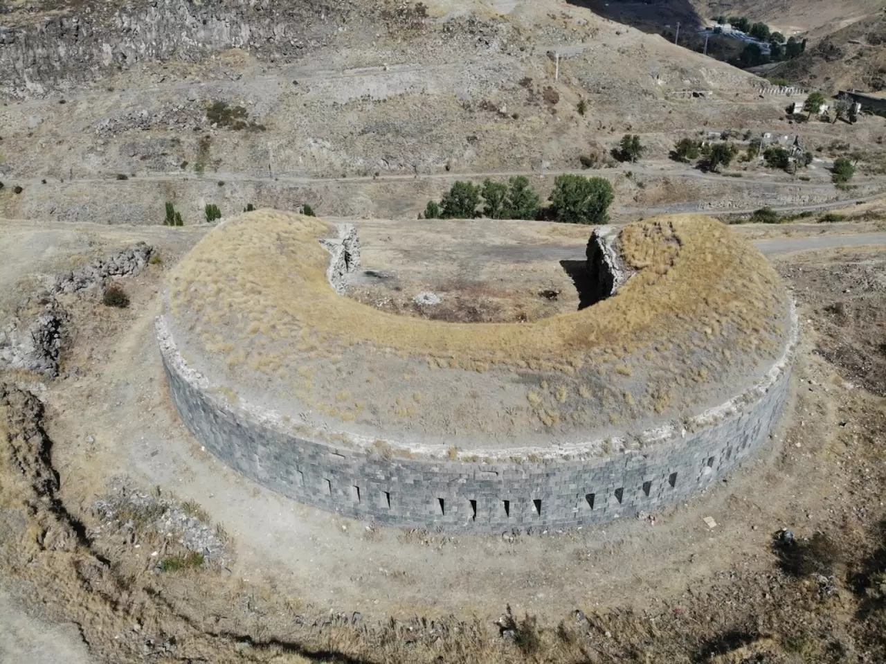 At nalı şeklindeki eşsiz tabya: Kars turizmine kazandırılacak 3