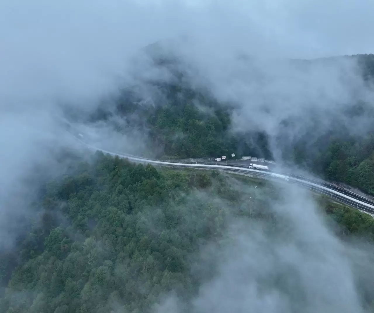 Bolu Dağı’nda sis ve sağanak: Görüş mesafesi 35 metreye düştü 6