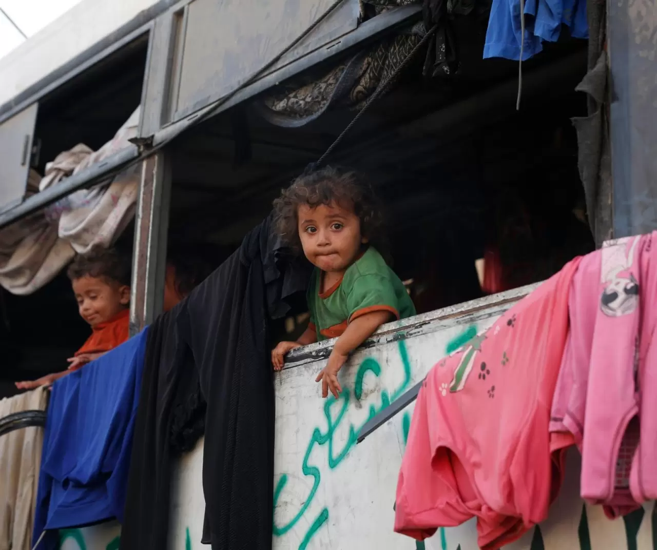 İsrail saldırılarından kaçarak Deyr Belah'a sığınan Filistinli aileler, zor şartlar altında yaşamlarını sürdürüyor 6