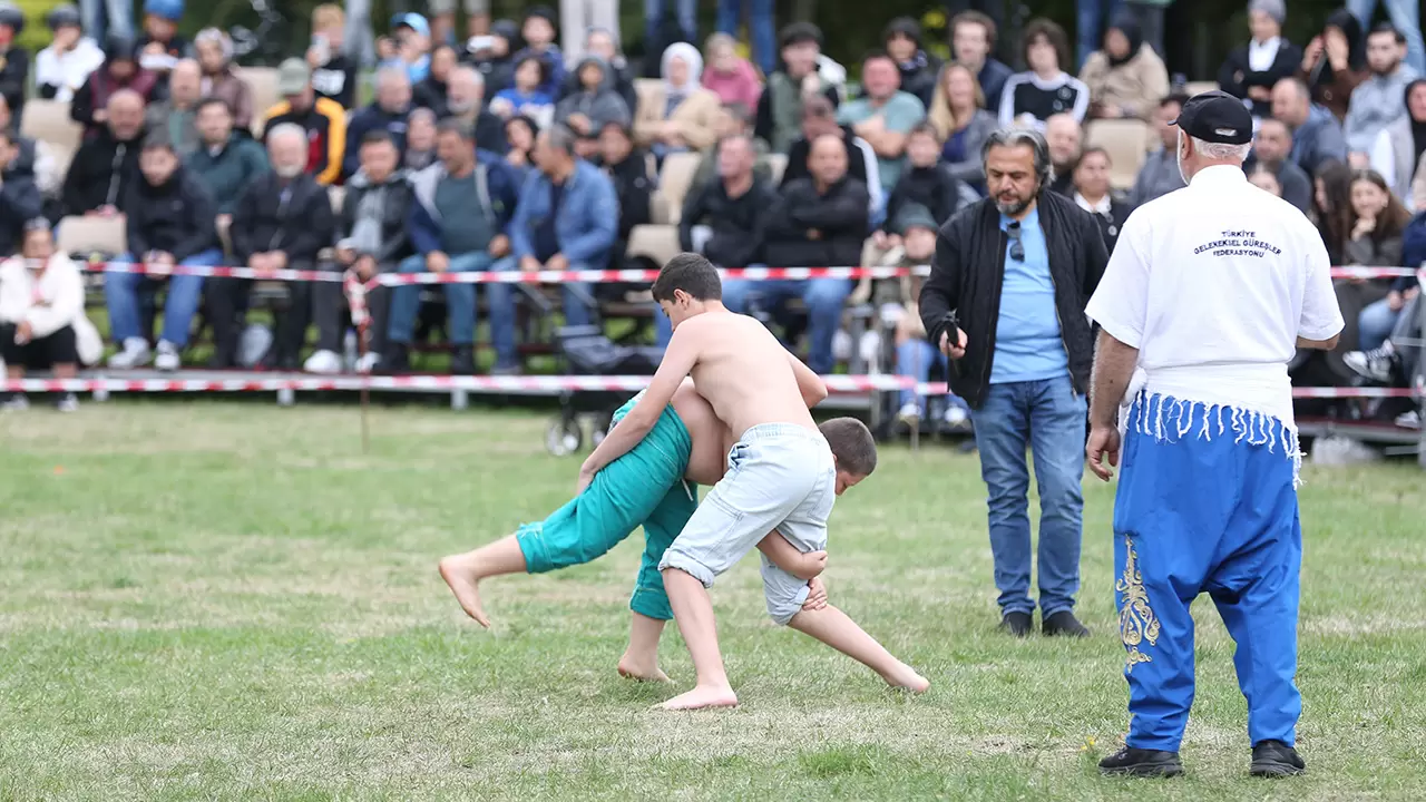 Almanya’da yağlı güreş şenliği 4