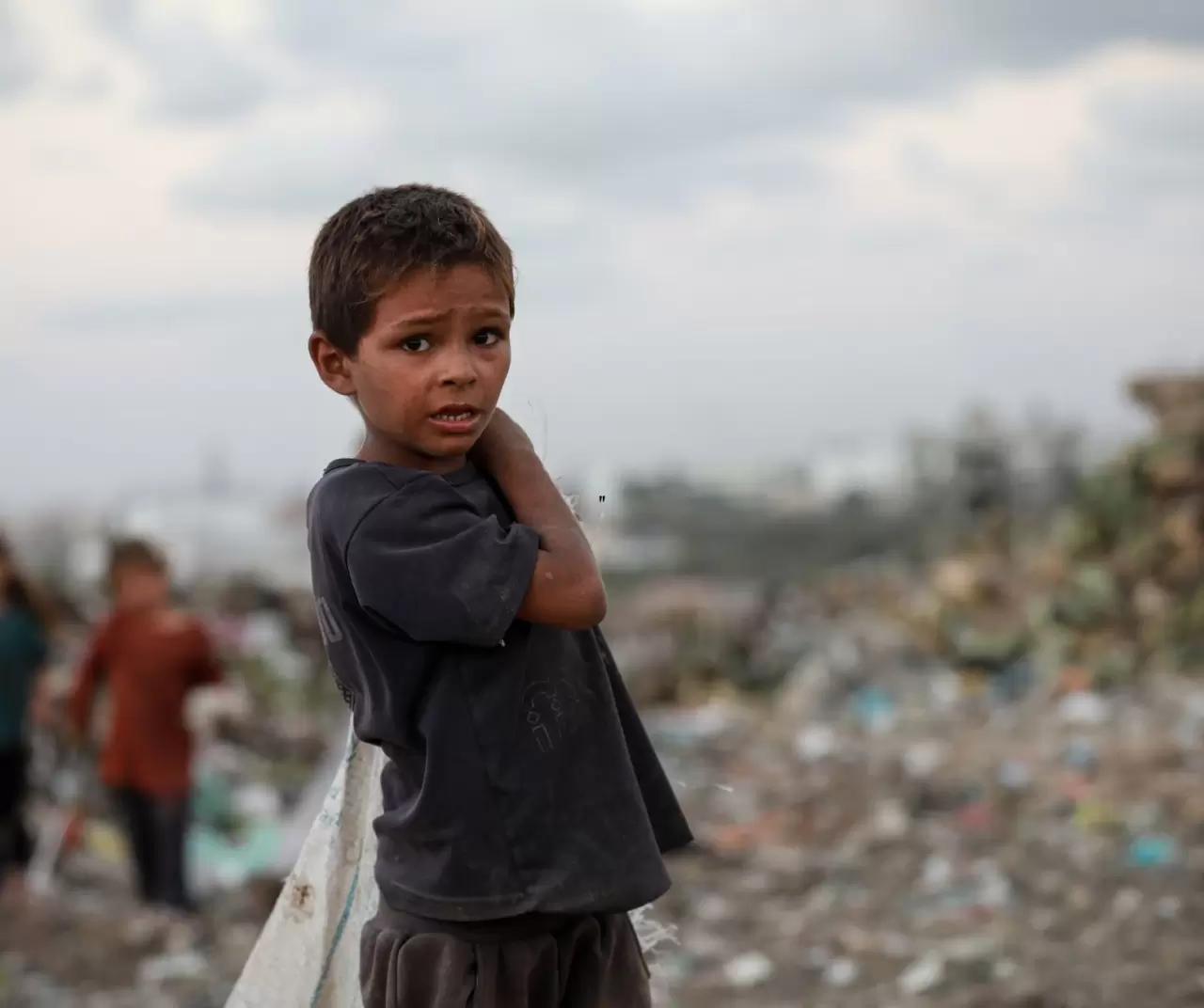 Gazze’de çocuklar çöp yığınları arasında geçim mücadelesi veriyor 6