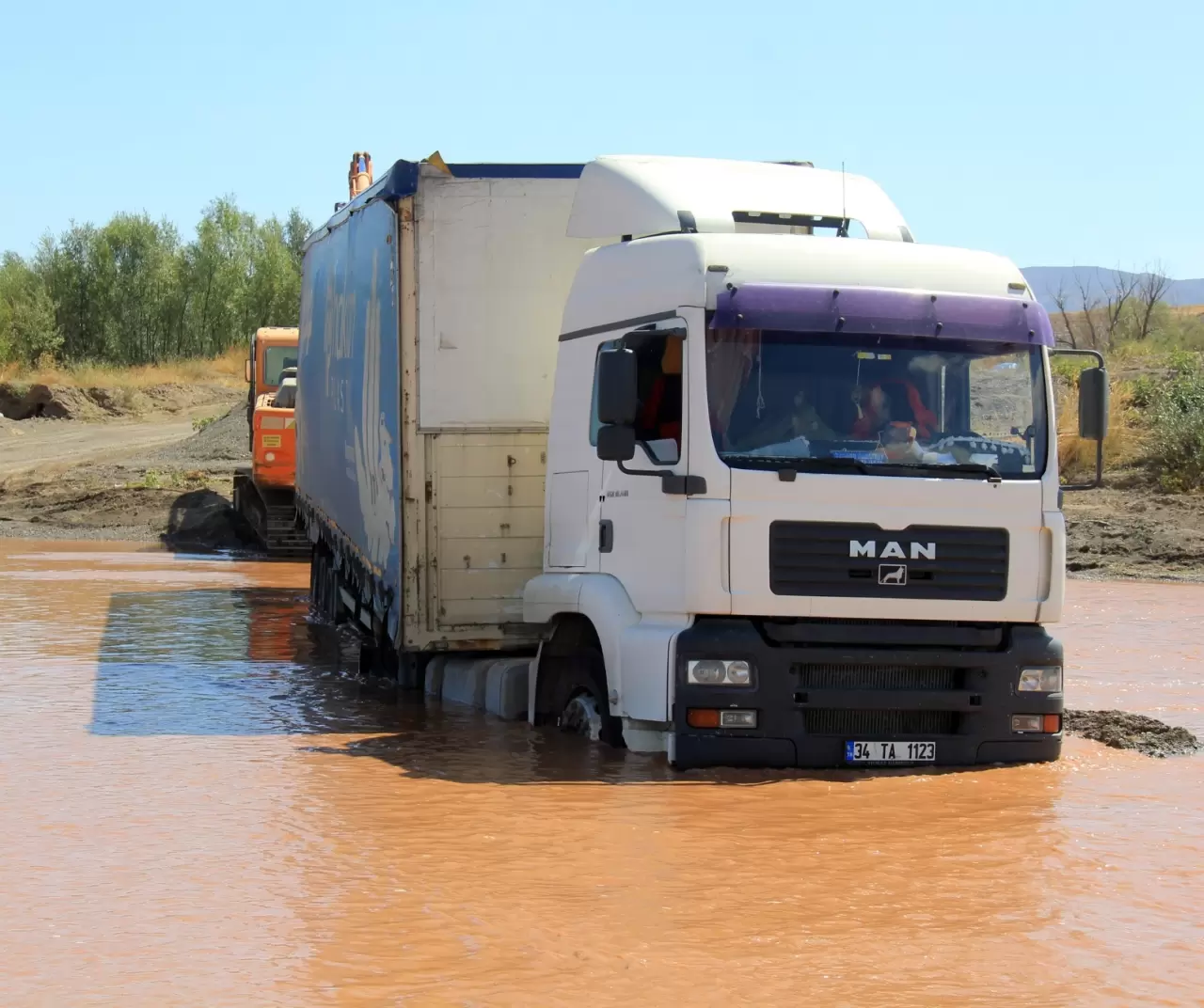 Sivas’ta kuma saplanan saman yüklü tır 2 gün sonra kurtarıldı 8