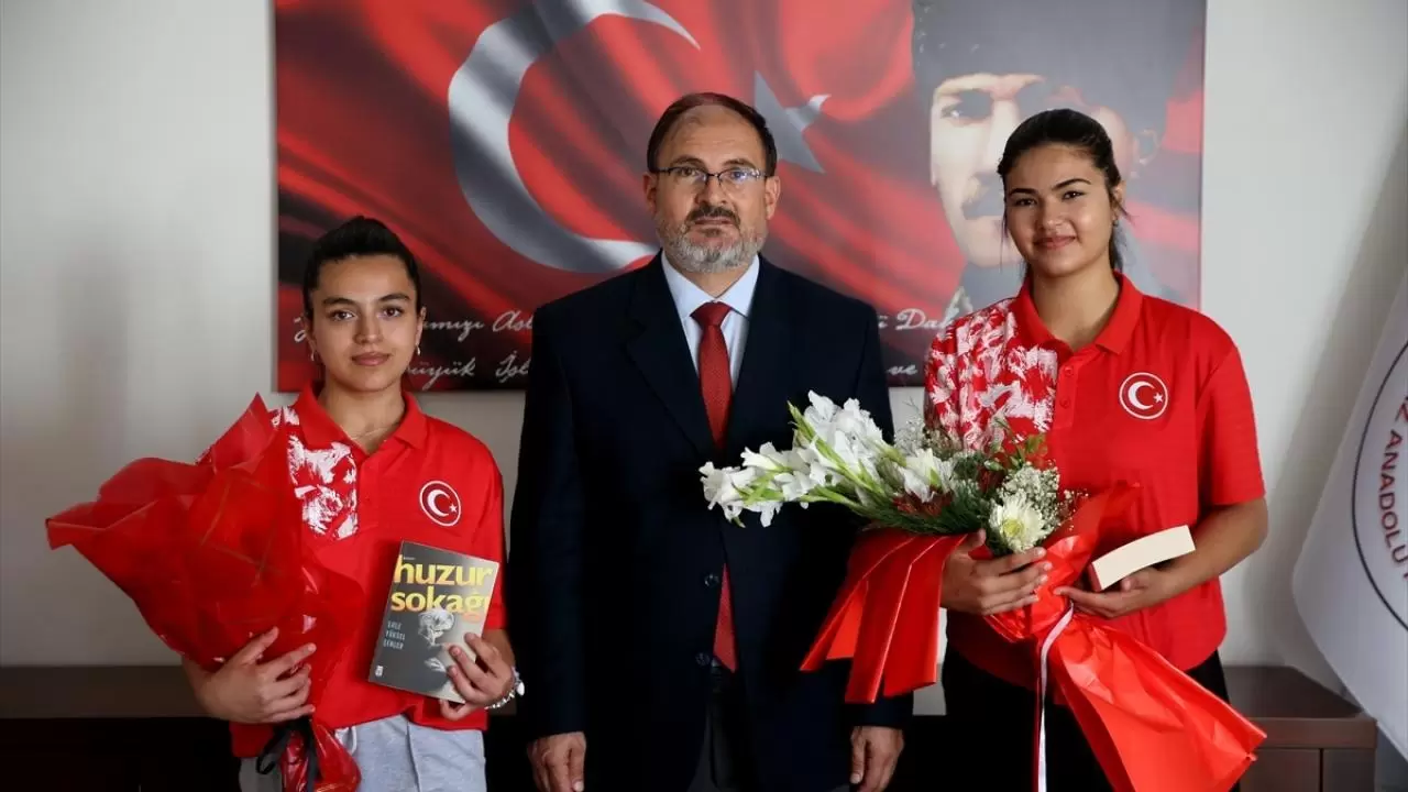 Okul sıralarından dünya podyumuna! İki arkadaş bilek güreşinde derece yaptı 2