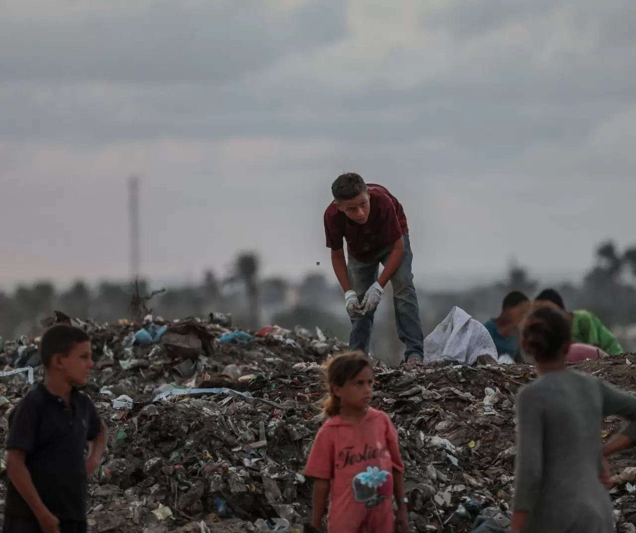 Gazze’de çocuklar çöp yığınları arasında geçim mücadelesi veriyor 13