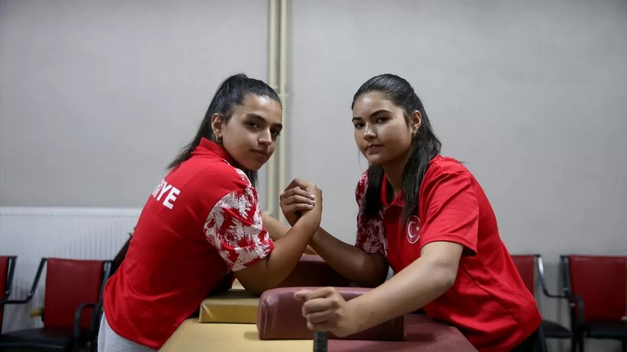 Okul sıralarından dünya podyumuna! İki arkadaş bilek güreşinde derece yaptı 4