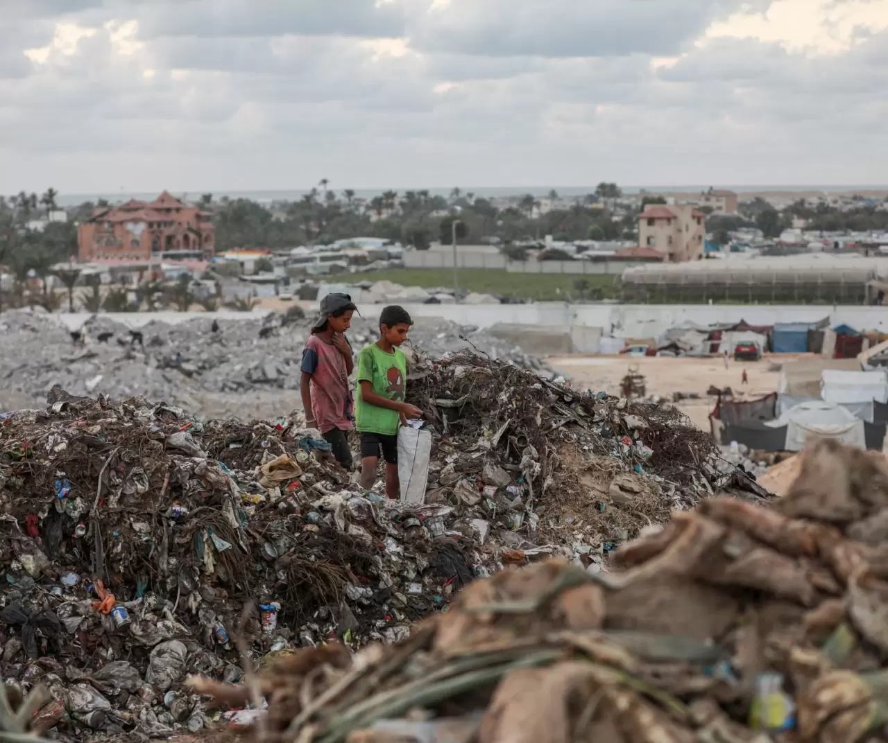 Gazze’de çocuklar çöp yığınları arasında geçim mücadelesi veriyor 10