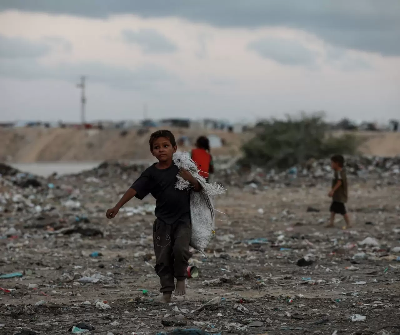 Gazze’de çocuklar çöp yığınları arasında geçim mücadelesi veriyor 9