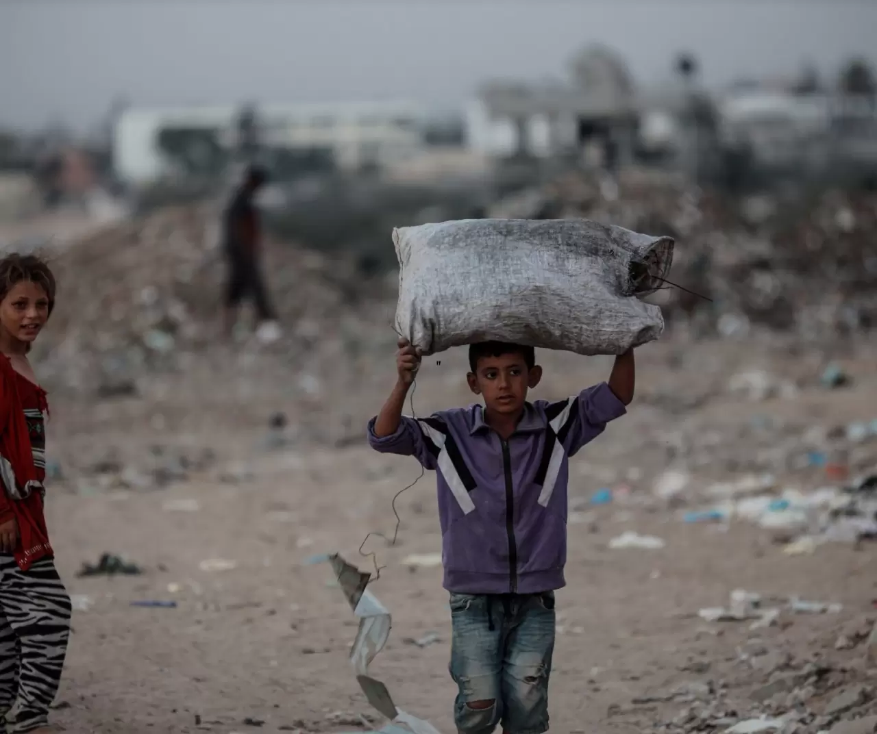 Gazze’de çocuklar çöp yığınları arasında geçim mücadelesi veriyor 2