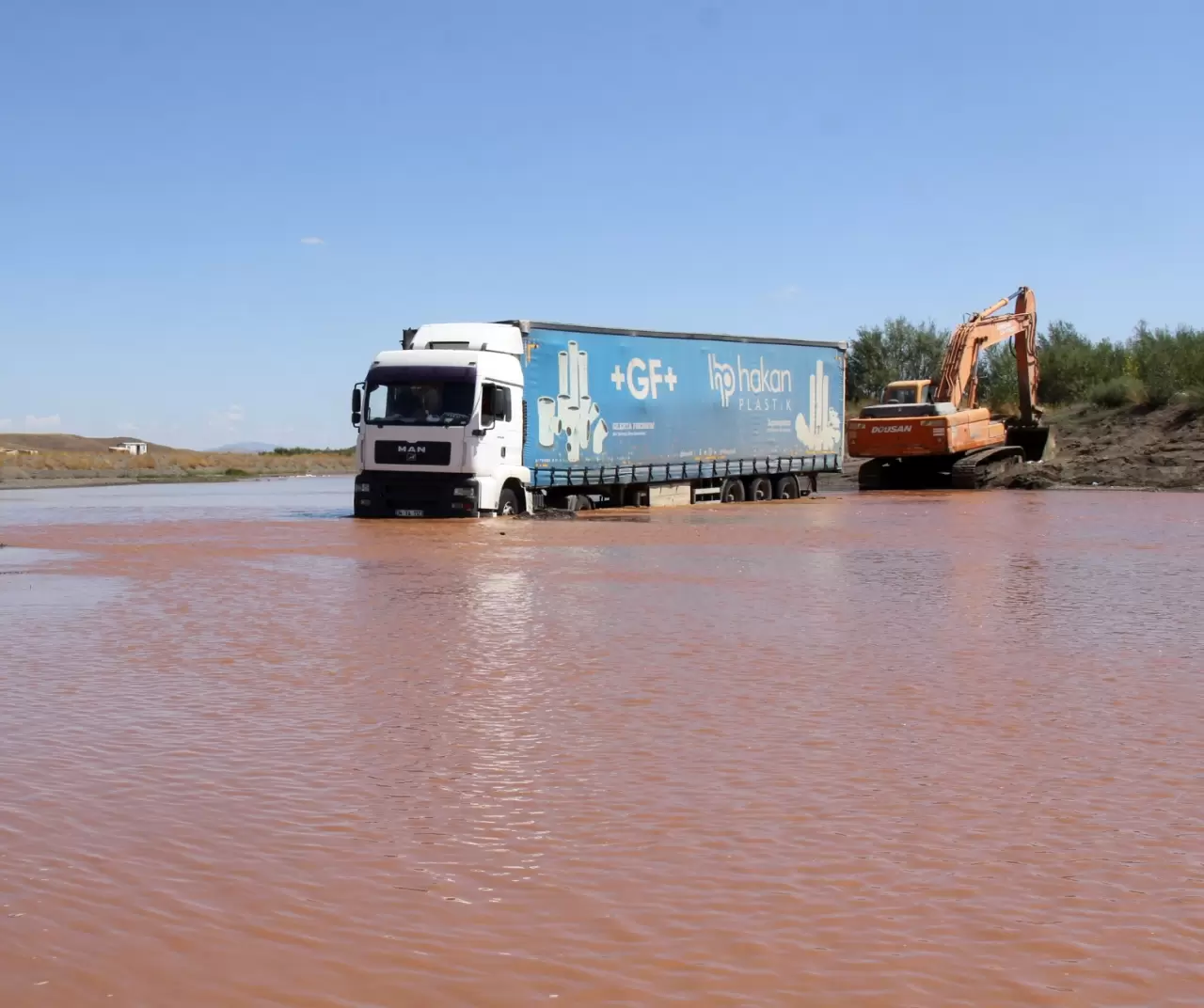 Sivas’ta kuma saplanan saman yüklü tır 2 gün sonra kurtarıldı 6