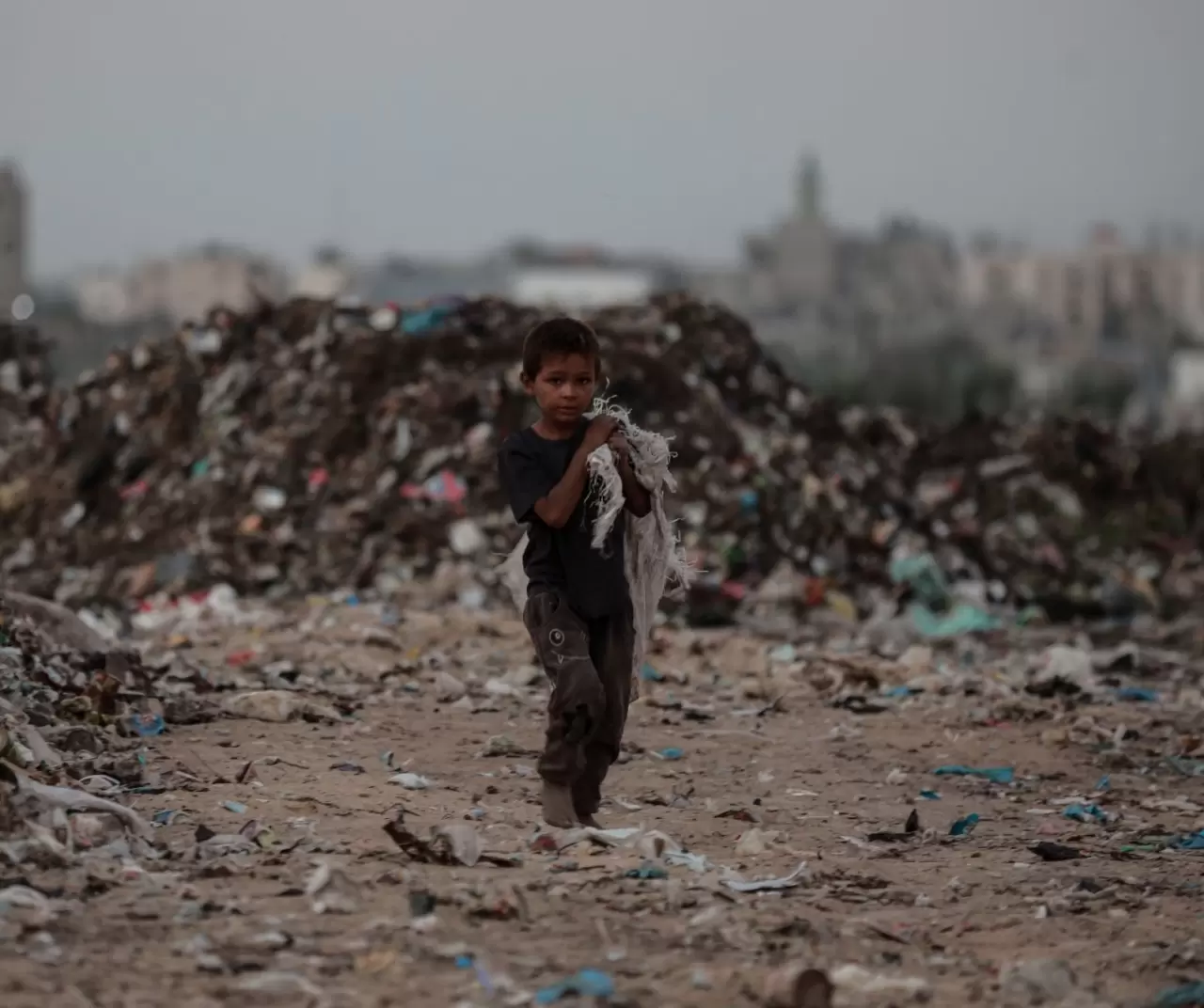 Gazze’de çocuklar çöp yığınları arasında geçim mücadelesi veriyor 3