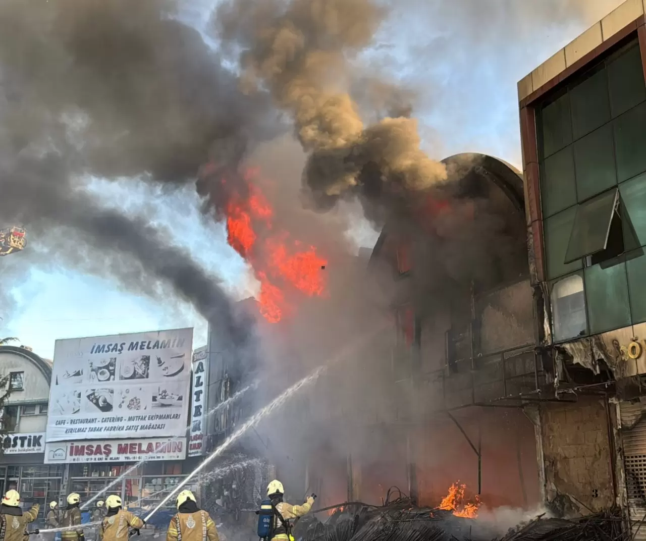 Bağcılar İSTOÇ'ta iş yerinde yangın çıktı 1