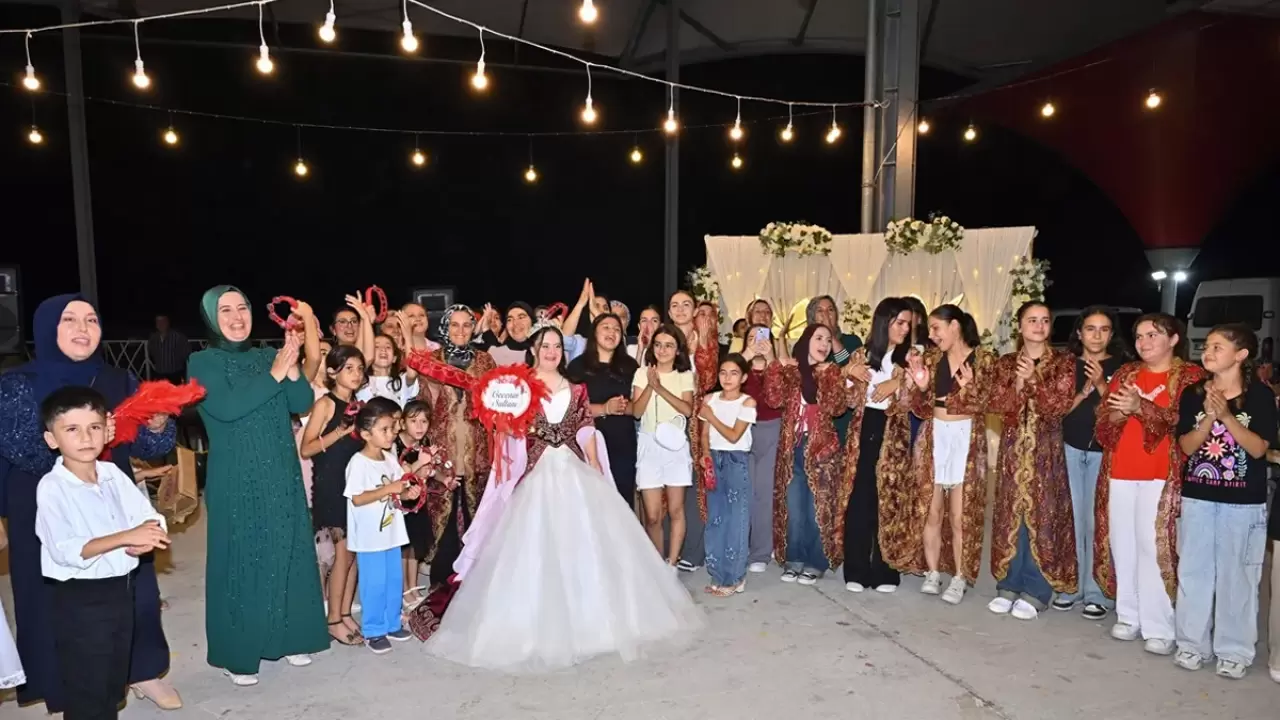 Antalya'da down sendromlu kızının düğün hayalini gerçekleştirdi 1