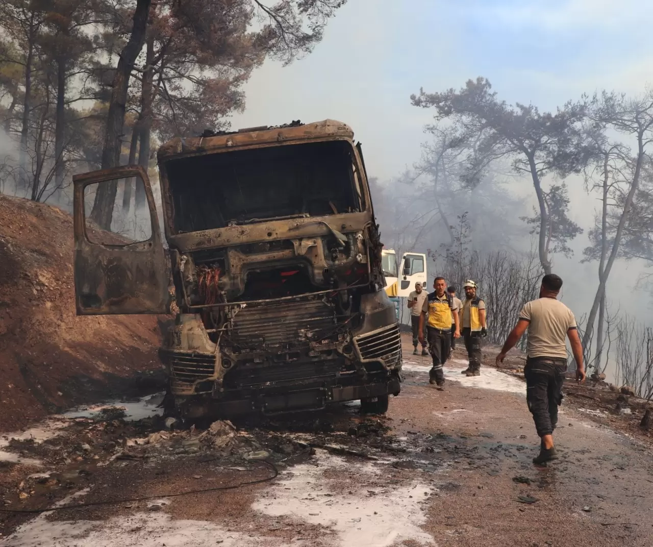 Suriye’nin Bayır - Bucak bölgesinde orman yangını: 3 itfaiyeci yaralandı 5