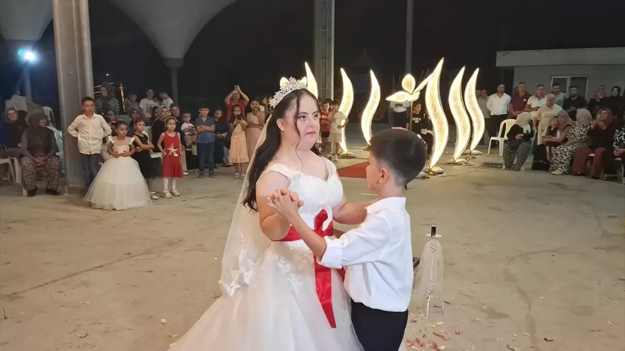 Antalya'da down sendromlu kızının düğün hayalini gerçekleştirdi 2