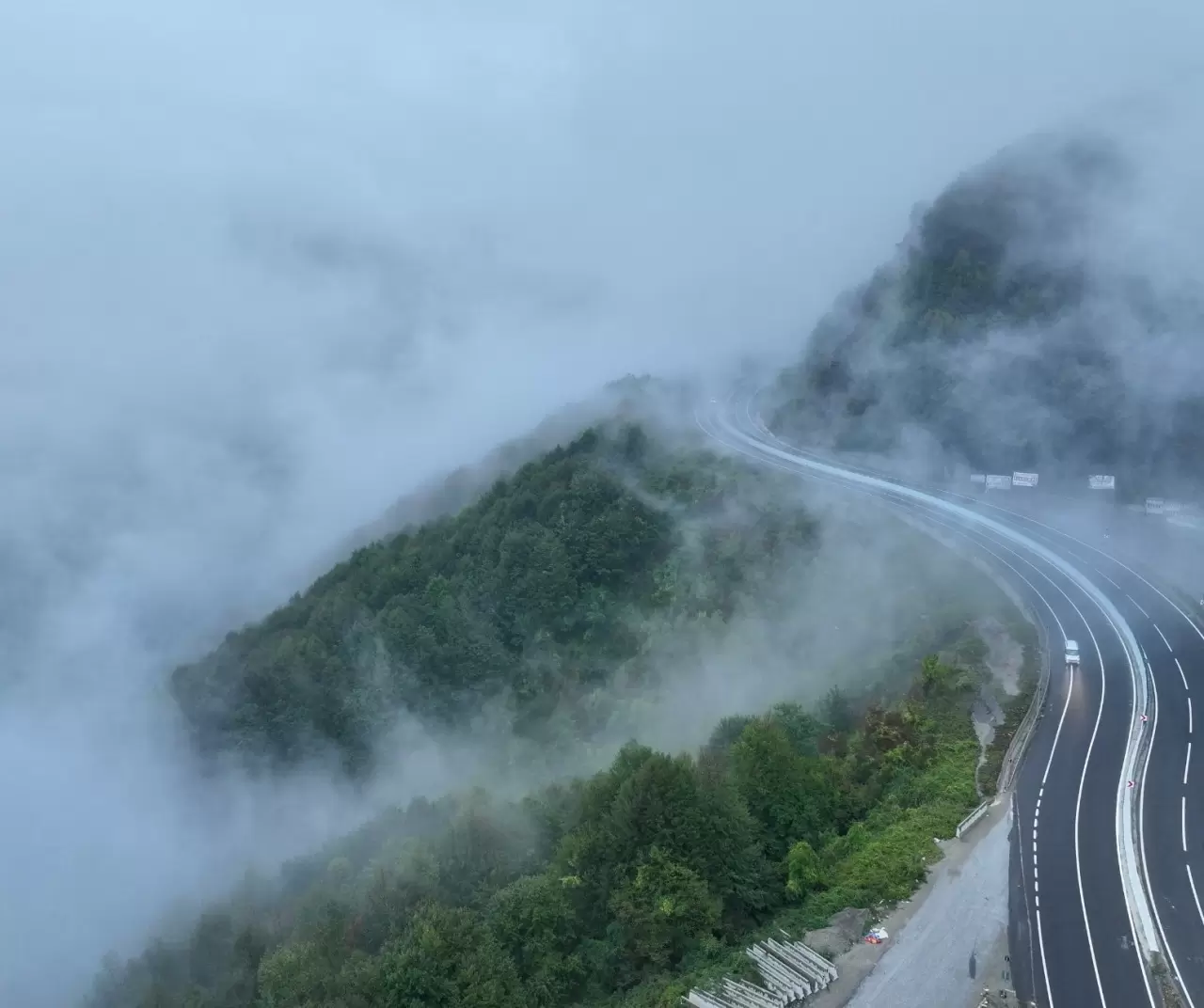 Bolu Dağı’nda sis ve sağanak: Görüş mesafesi 35 metreye düştü 1