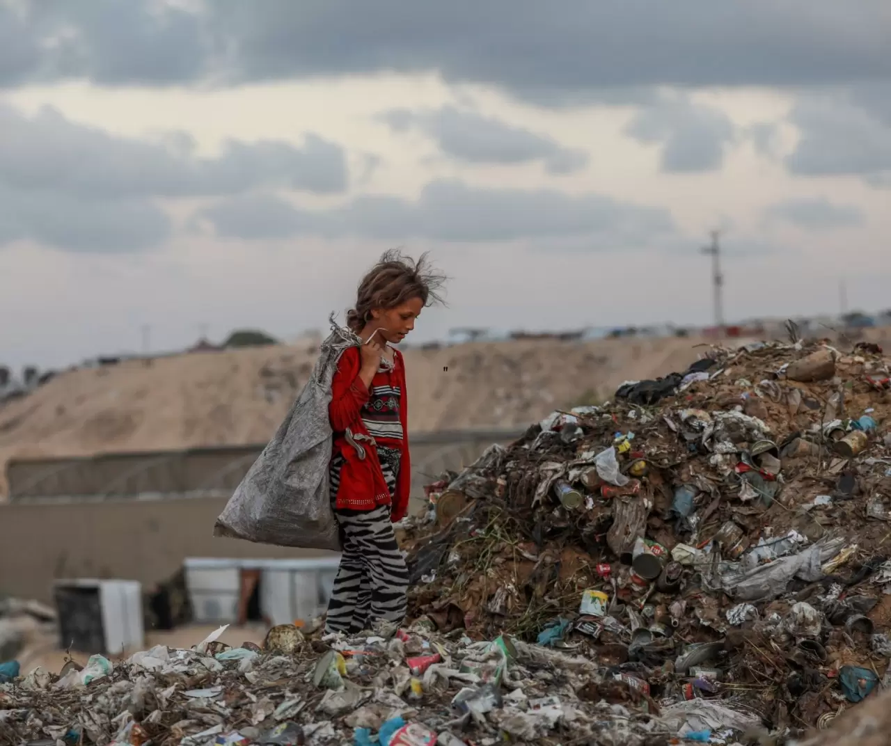 Gazze’de çocuklar çöp yığınları arasında geçim mücadelesi veriyor 12