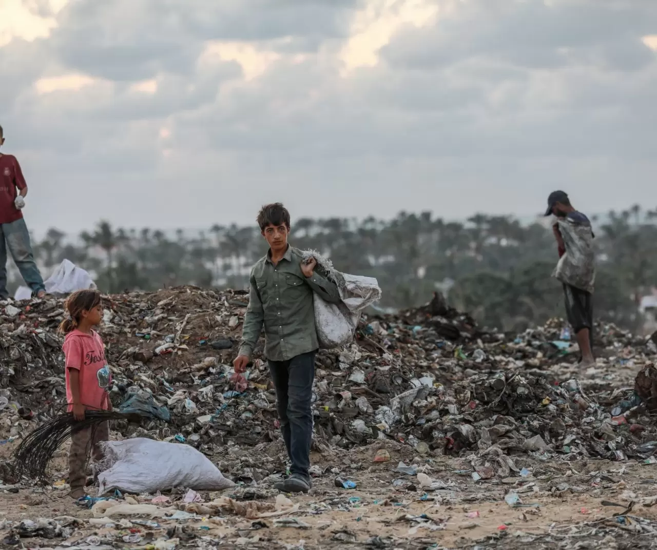Gazze’de çocuklar çöp yığınları arasında geçim mücadelesi veriyor 11