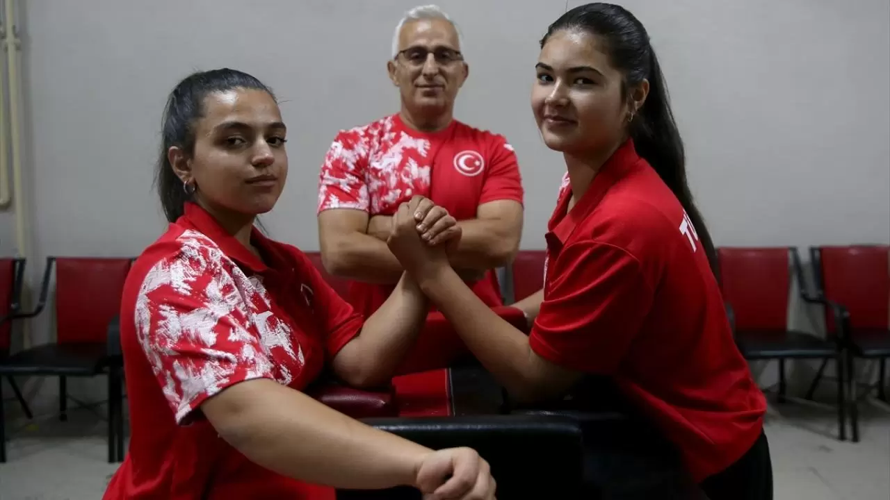 Okul sıralarından dünya podyumuna! İki arkadaş bilek güreşinde derece yaptı 5