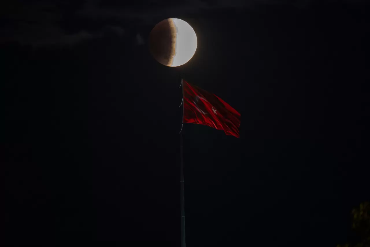 Ankara'da kanlı ay tutulması 2