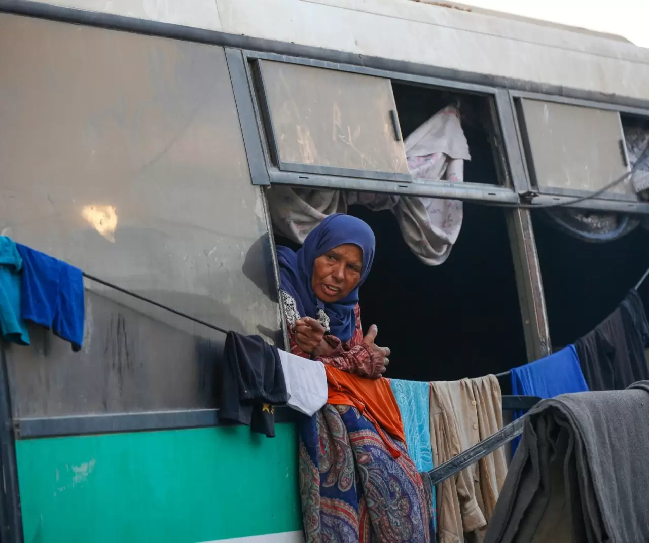 İsrail saldırılarından kaçarak Deyr Belah'a sığınan Filistinli aileler, zor şartlar altında yaşamlarını sürdürüyor 4