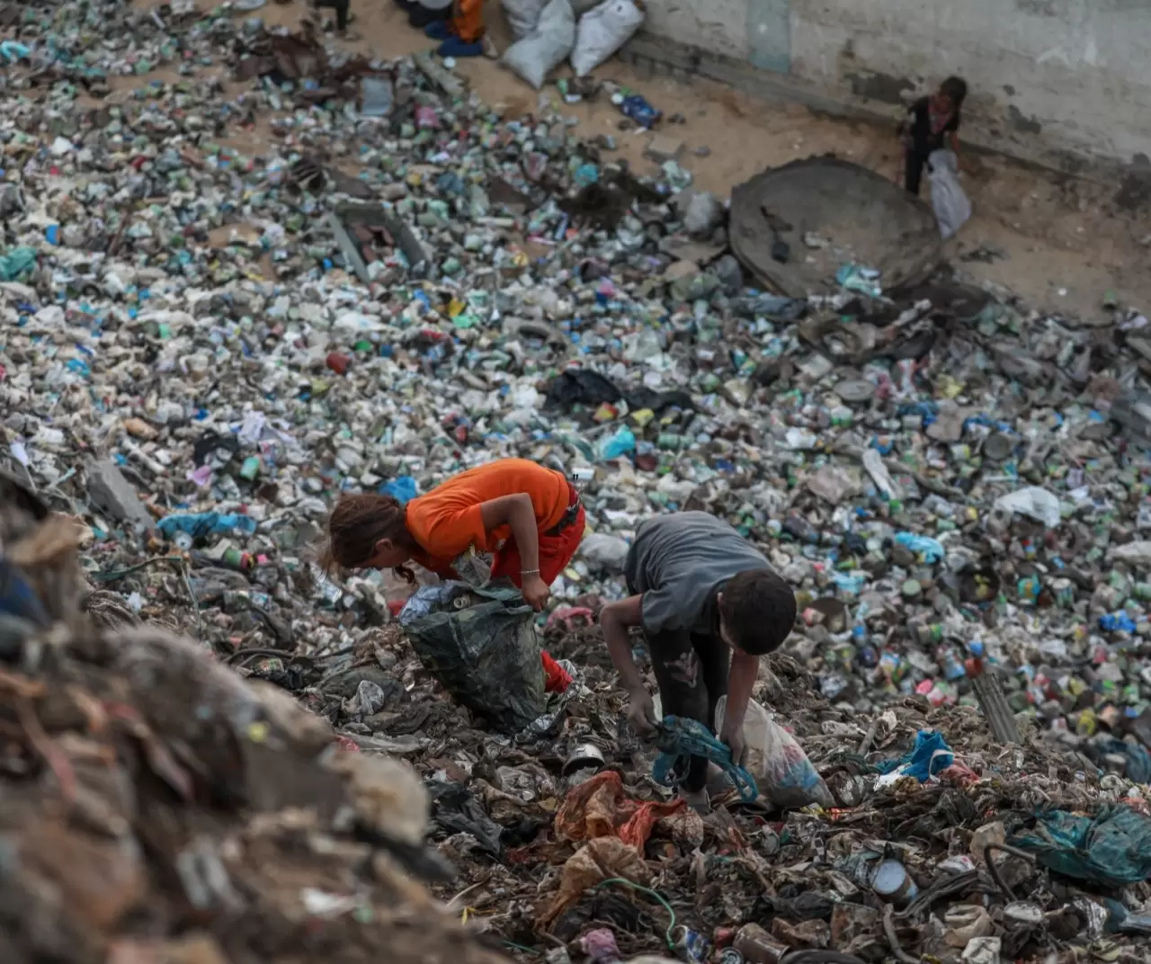 Gazze’de çocuklar çöp yığınları arasında geçim mücadelesi veriyor 16