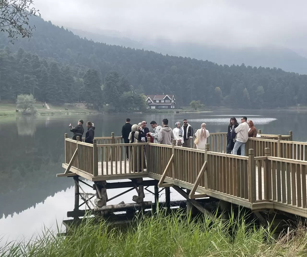 Gölcük Tabiat Parkı’nda sonbahar güzelliği tatilcileri büyüledi 5