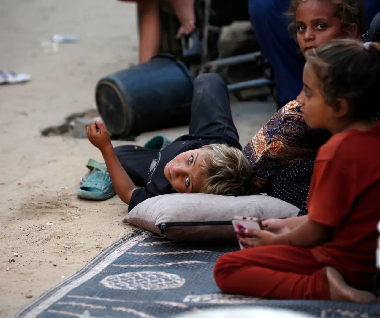 İsrail saldırılarından kaçarak Deyr Belah'a sığınan Filistinli aileler, zor şartlar altında yaşamlarını sürdürüyor 3