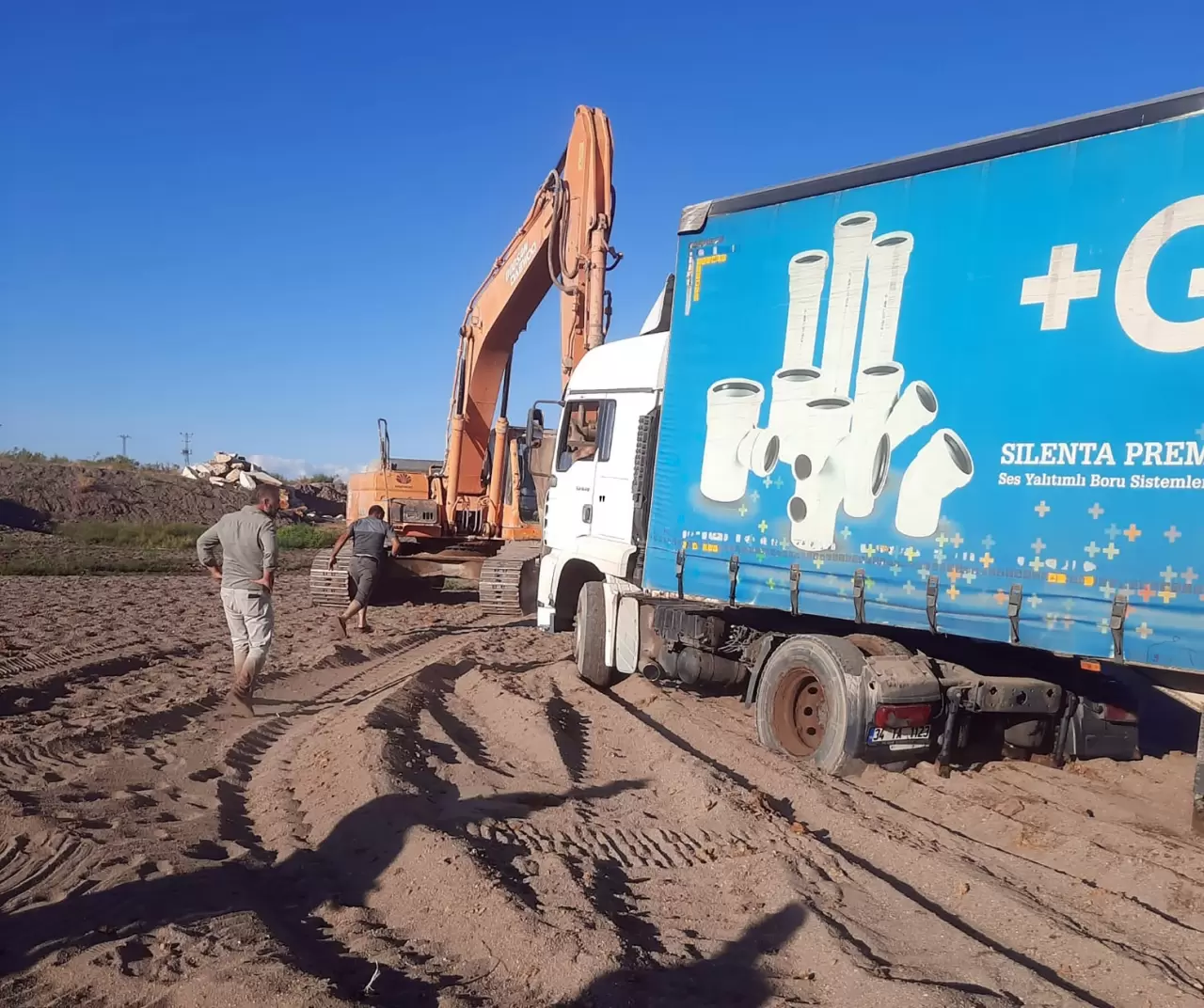 Sivas’ta kuma saplanan saman yüklü tır 2 gün sonra kurtarıldı 9