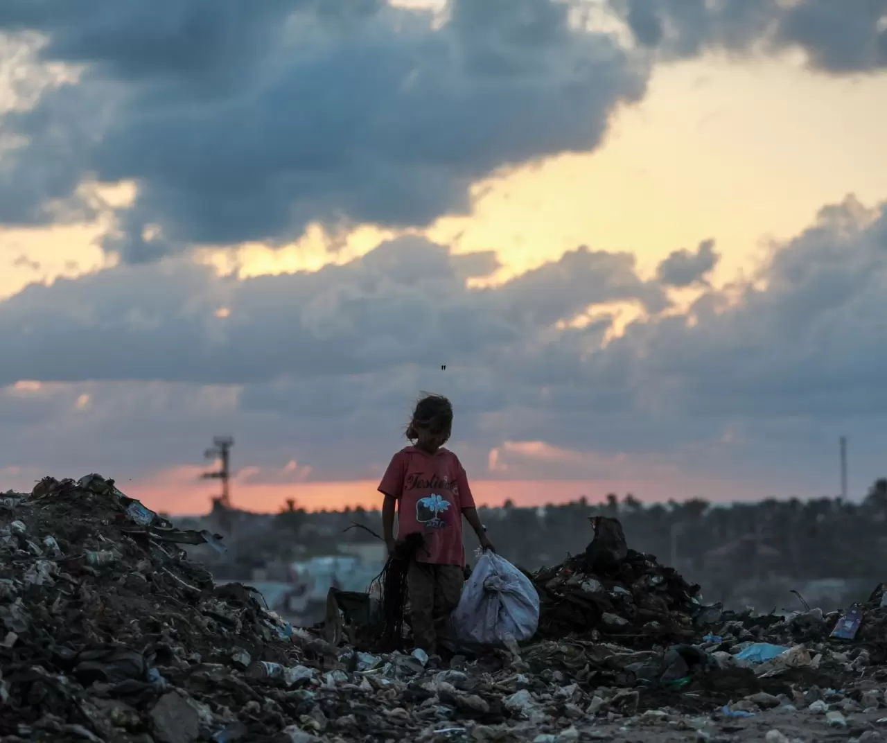 Gazze’de çocuklar çöp yığınları arasında geçim mücadelesi veriyor 17