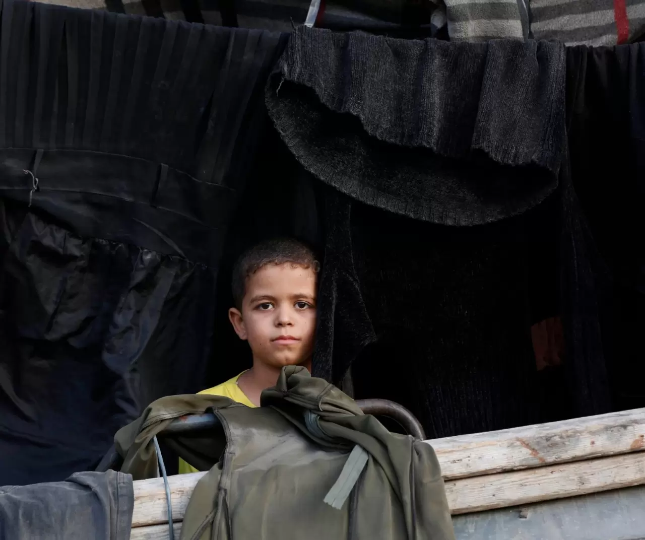 İsrail saldırılarından kaçarak Deyr Belah'a sığınan Filistinli aileler, zor şartlar altında yaşamlarını sürdürüyor 8