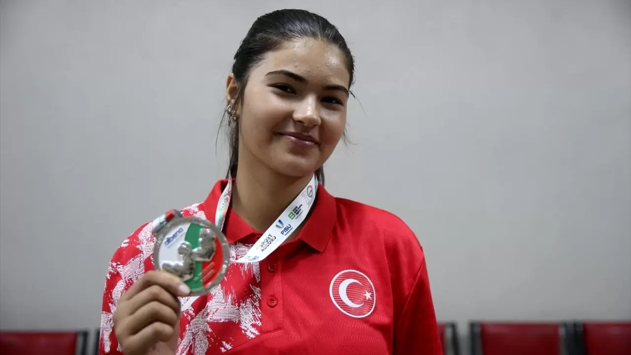 Okul sıralarından dünya podyumuna! İki arkadaş bilek güreşinde derece yaptı 12